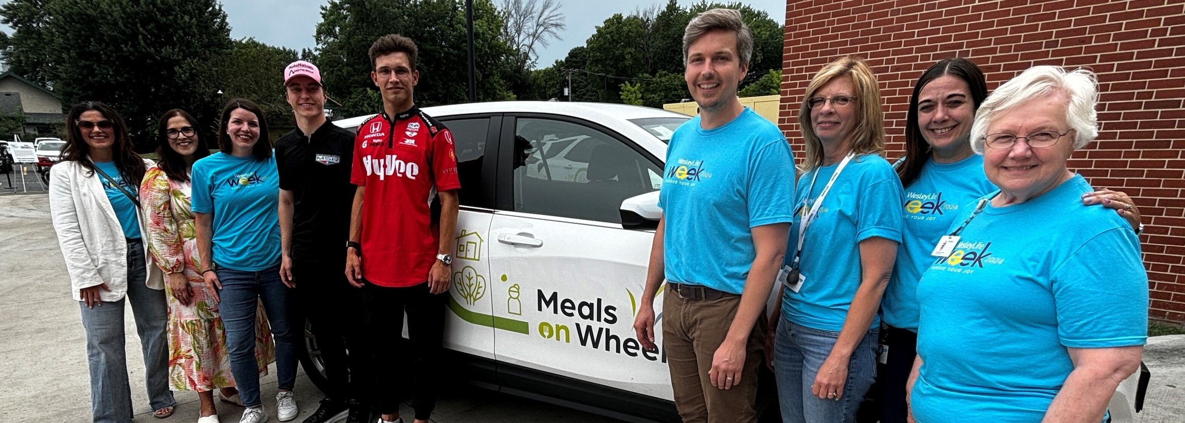 Delivering Meals to Seniors with Meals on Wheels | WesleyLife