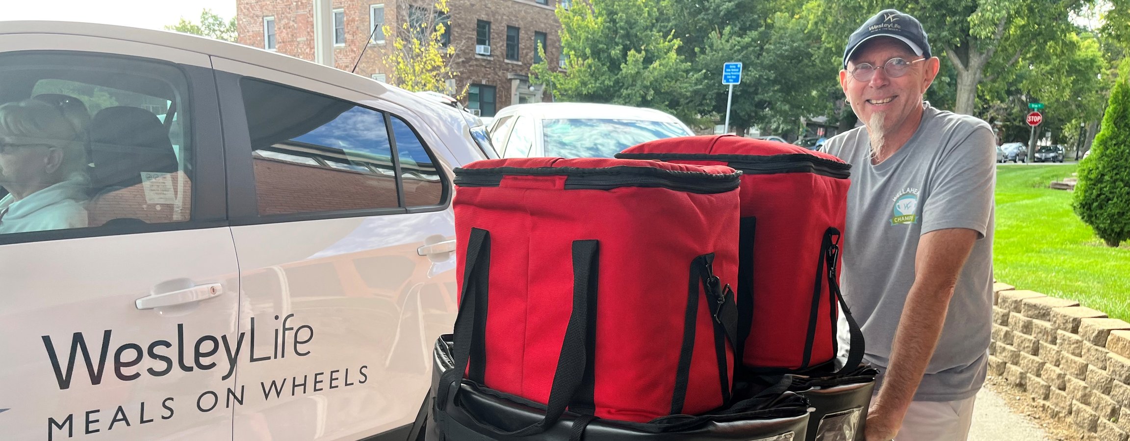Delivering Meals to Seniors with Meals on Wheels | WesleyLife
