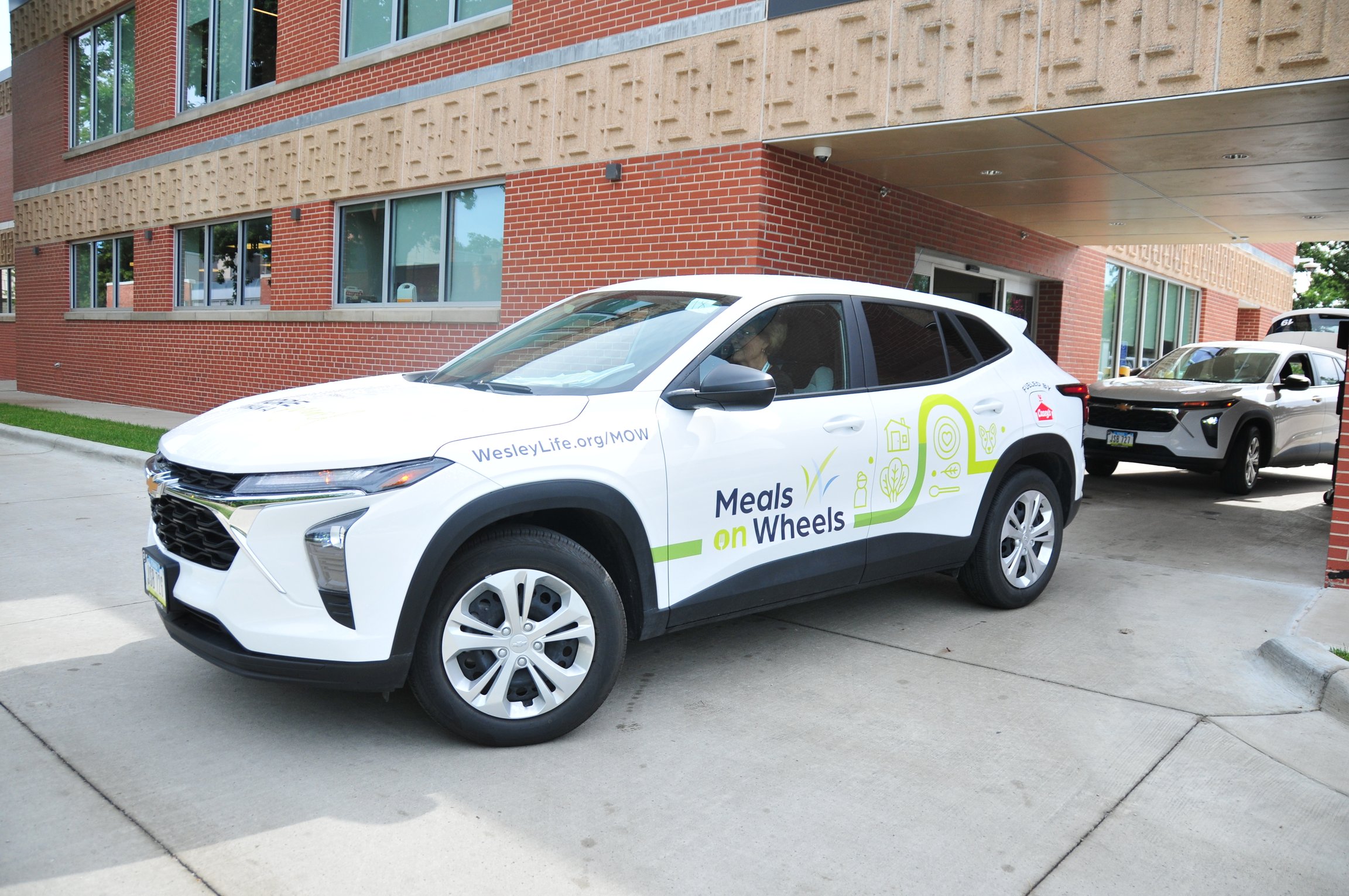Delivering Meals to Seniors with Meals on Wheels | WesleyLife