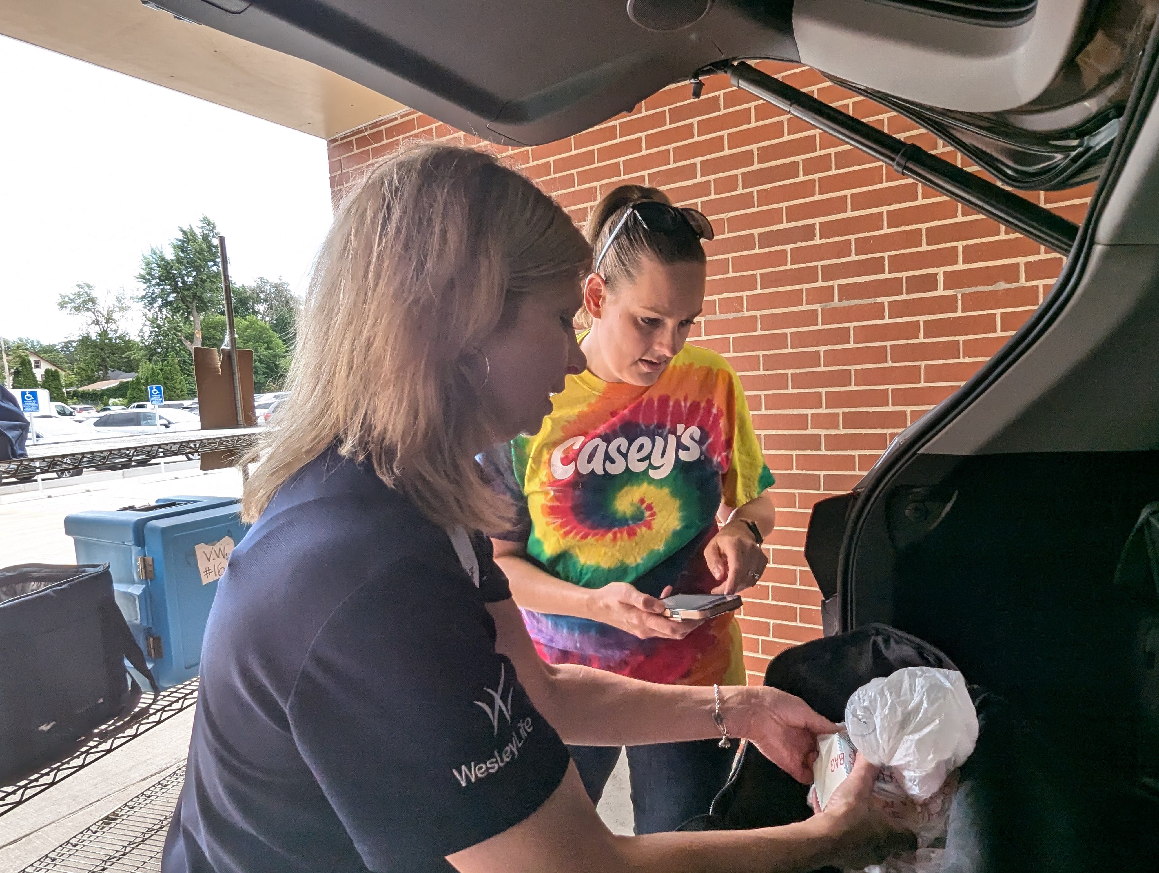 Delivering Meals to Seniors with Meals on Wheels | WesleyLife