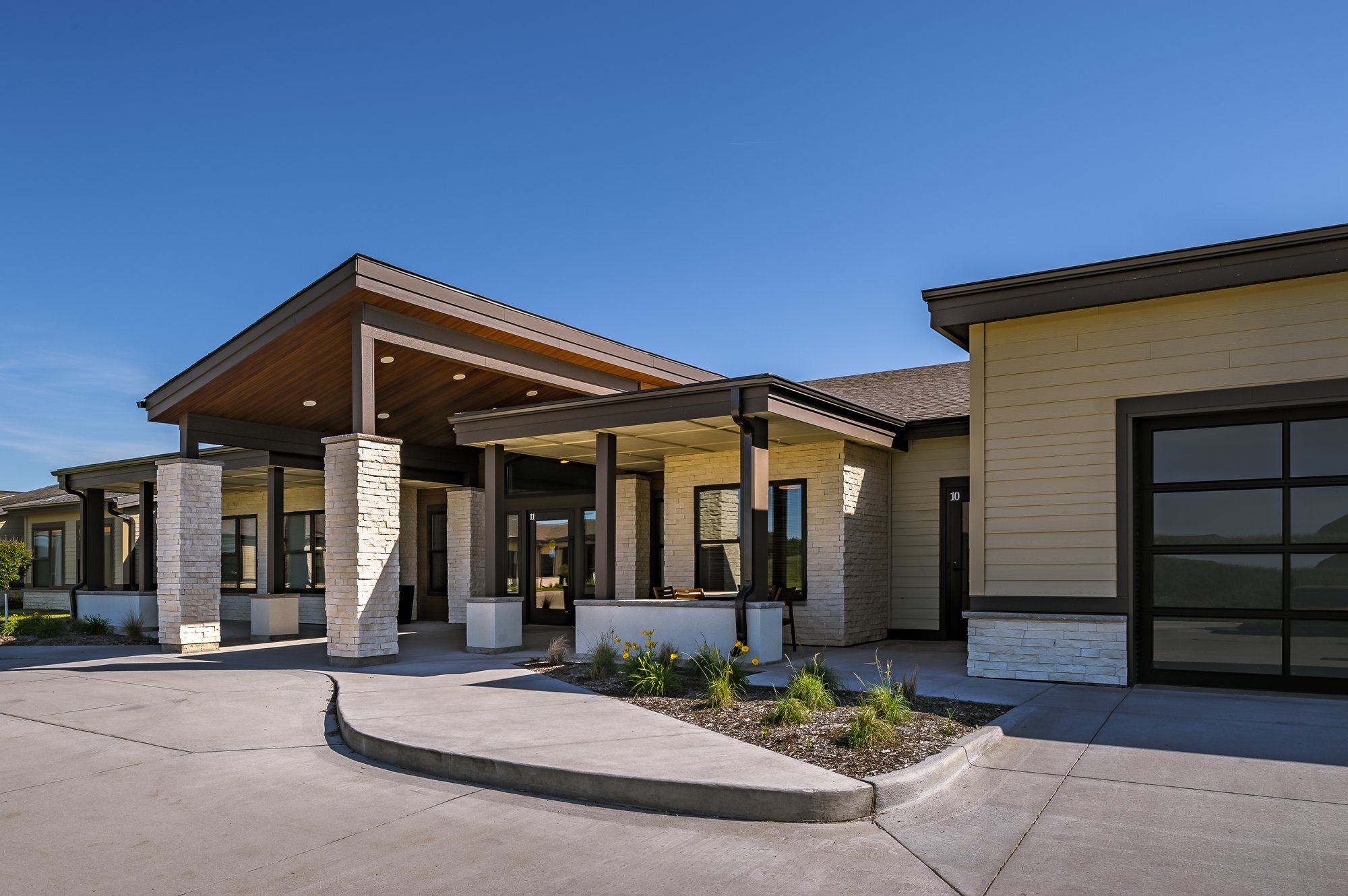 The Summit Bettendorf front entrance