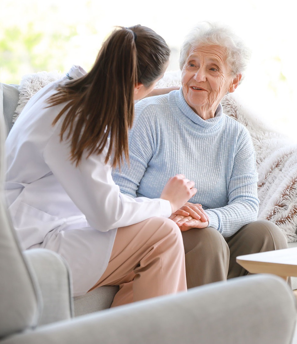Doctor-with-senior-woman-in-nursing-home