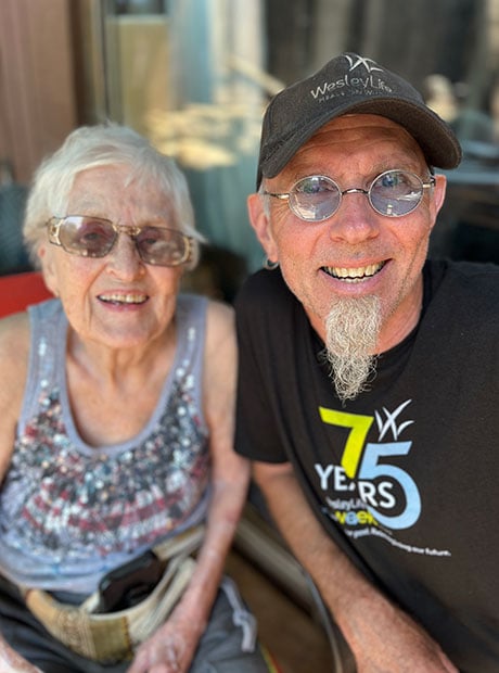 Delivering Meals to Seniors with Meals on Wheels | WesleyLife